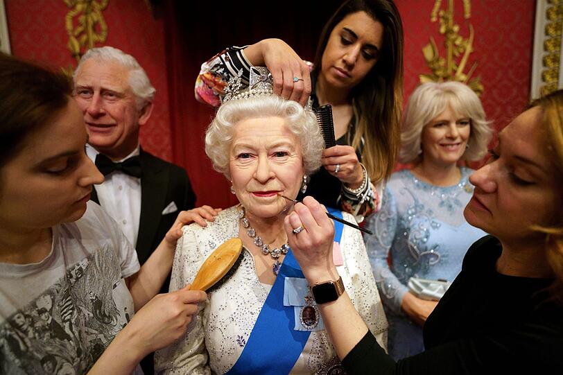 Die Wachsfigur von Königin Elizabeth II. bei Madame Tussauds in London bekommt den letzten Schliff.