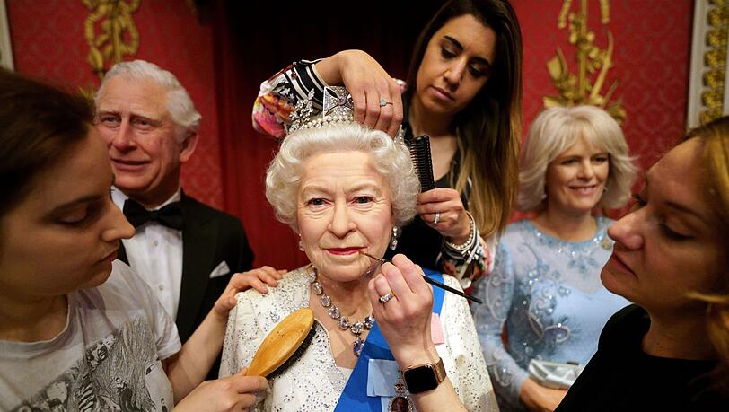 Die Wachsfigur von Königin Elizabeth II. bei Madame Tussauds in London bekommt den letzten Schliff. Die Wachsfigur von Königin Elizabeth II. bei Madame Tussauds in London bekommt den letzten Schliff.