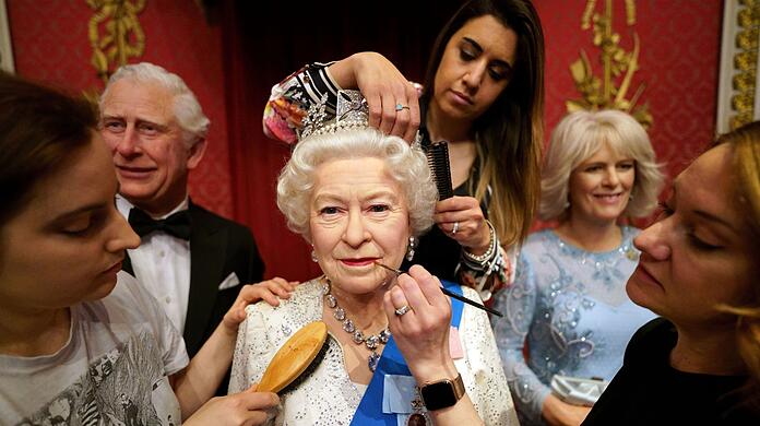 Die Wachsfigur von Königin Elizabeth II. bei Madame Tussauds in London bekommt den letzten Schliff.