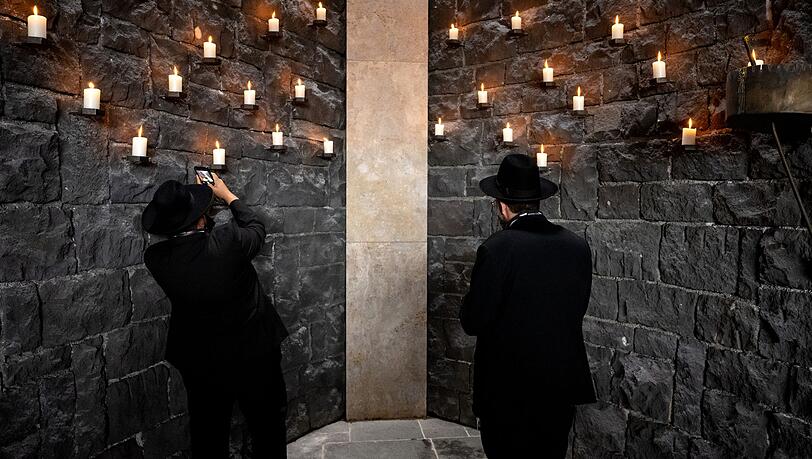 Teilnehmer der 32. Generalversammlung der Konferenz der Europäischen Rabbiner (CER) besuchen die KZ-Gedenkstätte Dachau und stehen in der jüdischen Gedenkstätte. (Archivbild)