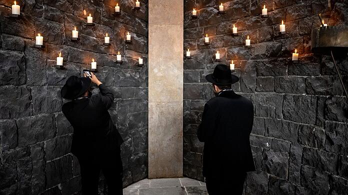 Teilnehmer der 32. Generalversammlung der Konferenz der Europäischen Rabbiner (CER) besuchen die KZ-Gedenkstätte Dachau und stehen in der jüdischen Gedenkstätte. (Archivbild)