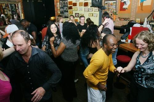 Sonntag, 22 Uhr, in der Buena Vista Bar: Tanzlehrer Michel (2. v. r.) und seine Schüler lassen gemeinsam mit Latinos die Hüften kreisen.