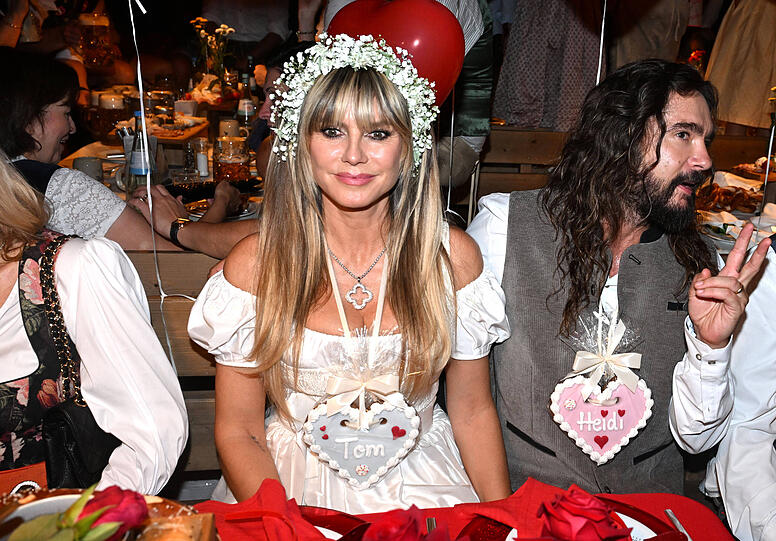 Heidi Klum: Auf Ihrem "Heidi Fest" war sie das perfekte "Dirndl in Red".  Und Heidi weiß natürlich, wie man sich perfekt in Szene setzt. Ich liebe das Dirndl, das Collier ist super ausgesucht und der Haarkranz ist zur Zeit auch mega im Trend. Sie sieht definitiv super aus, fast schon wie eine glückliche Braut. Ich persönlich bin kein Fan von Carmen-Blusen, aber die sind im Kommen!