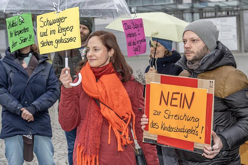 Demonstration in München: Eltern und Erzieher protestieren gegen das Kinderstartgeld-Aus der Bayerischen Staatsregierung. Demonstration in München: Eltern und Erzieher protestieren gegen das Kinderstartgeld-Aus der Bayerischen Staatsregierung.