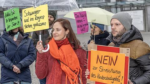 Demonstration in München: Eltern und Erzieher protestieren gegen das Kinderstartgeld-Aus der Bayerischen Staatsregierung.