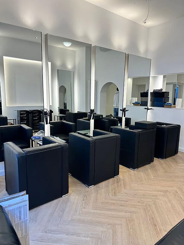 Hell, modern und bewusst kleiner: So sieht der neue Salon von Andr&eacute; Schulz in der Christophstra&szlig;e aus.