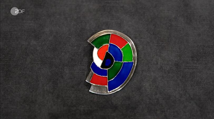Als weiteres Objekt der Sendung datierte Heide Rezepa-Zabel einen Anh&auml;nger der K&uuml;nstlerin Sonia Delaunay-Terk posthum  nach 2002. Die K&uuml;nstlerin war bekannt f&uuml;r ihre Farbexperimente w&auml;hrend der Pariser Avantgarde. F&uuml;r den Anh&auml;nger aus 925er Silber wurden 300 bis 400 Euro gew&uuml;nscht, 600 bis 800 Euro gesch&auml;tzt und von Elke Velten 600 Euro gezahlt.