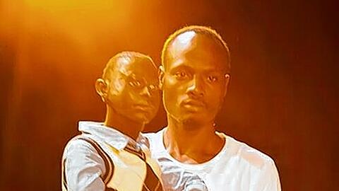 Der Puppenspieler Isaac Kevin Mulumba aus Uganda.