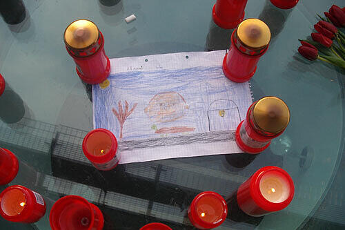 Kerzen stehen in Gaißach vor dem letzten Bild, das Luca gemalt hat.