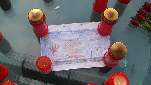 Kerzen stehen in Gaißach vor dem letzten Bild, das Luca gemalt hat. Kerzen stehen in Gaißach vor dem letzten Bild, das Luca gemalt hat.