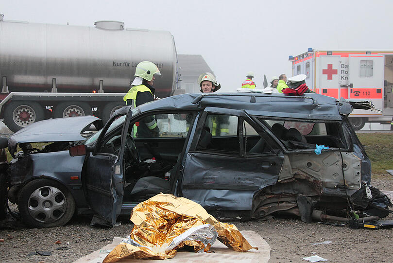 Unfall mit verheerenden Folgen: Aus unbekannter Ursache hat ein Lastwagenfahrer bei Edling ein Auto übersehen. Er rammte das Fahrzeug, zwei Menschen starben, zwei wurden verletzt.