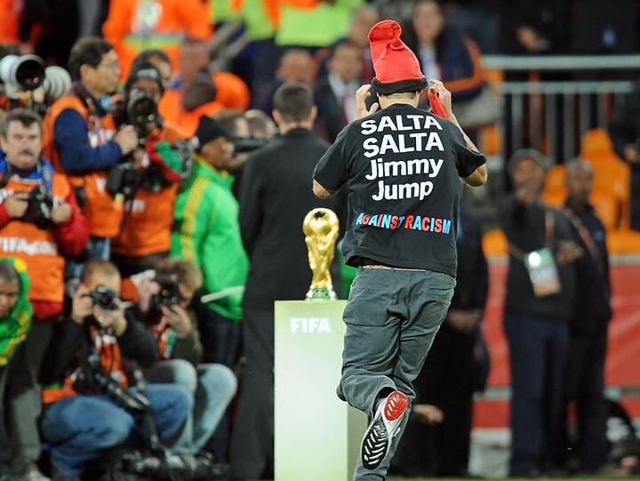 Jimmy Jump rennt in Johannesburg auf den WM-Pokal zu.