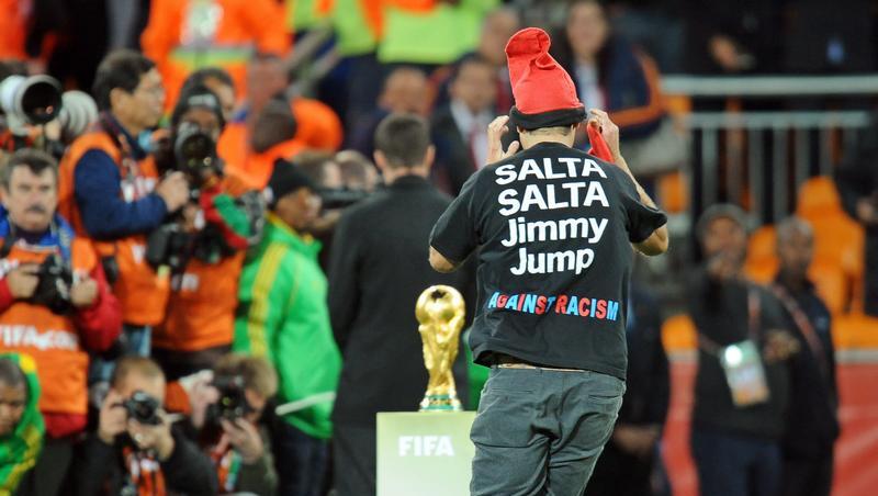 Jimmy Jump rennt in Johannesburg auf den WM-Pokal zu. Jimmy Jump rennt in Johannesburg auf den WM-Pokal zu.