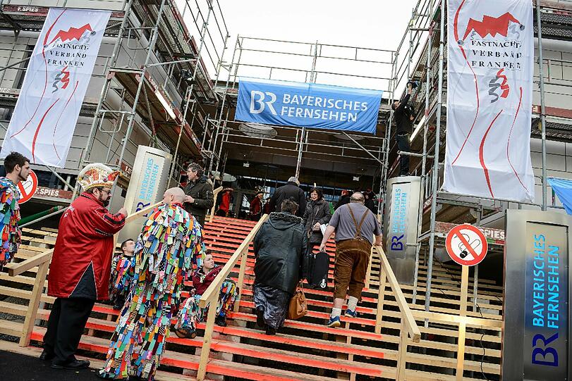 Die ersten Narren treffen am 21.02.2014 zur Prunksitzung des Fränkischen Fastnachtsverbandes "Fastnacht in Franken" in den Mainfrankensälen Veitshöchheim bei Würzburg ein.
