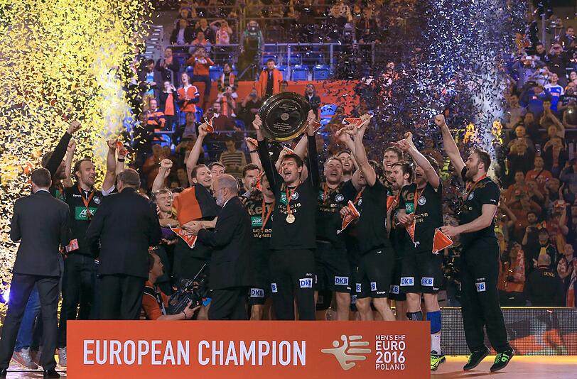 Ausgelassen feiern die deutschen Handballer am Sonntagabend ihren EM-Titel in Krakau. Die Bilder.
