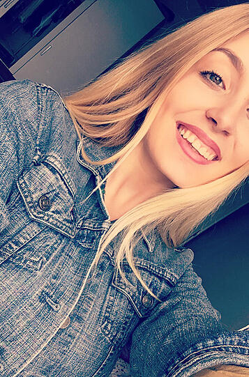 Ceyda ist 18 Jahre alt, 1,72m groß und wohnt in Mallersdorf-Pfaffenberg.