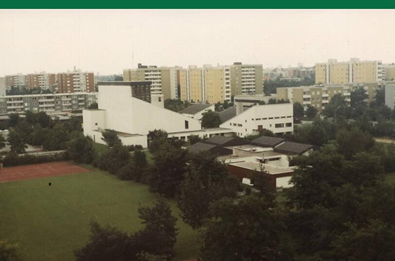 Die Trabantensiedlung  Blumenau mit der Kirche "Erscheinung des Herrn"