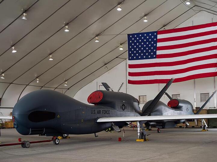 Eine militärische Drohne vom Typ Northrop Grumman RQ-4 (Global Hawk) der US-Streitkräfte.