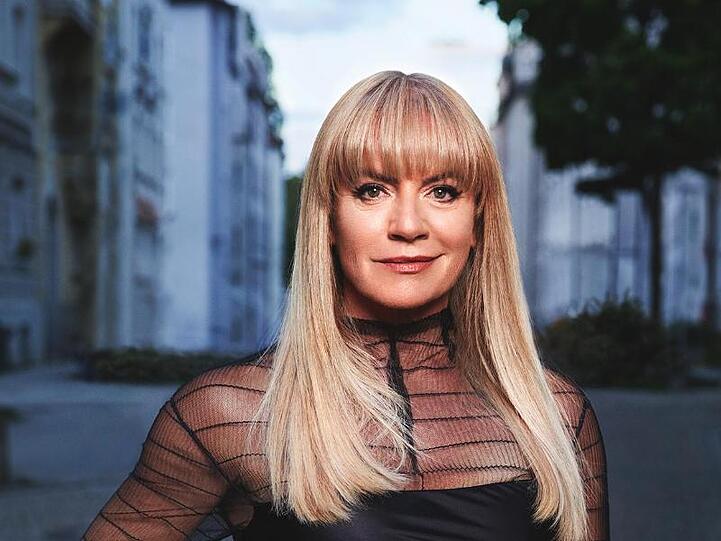Schauspielerin Christine Neubauer lässt sich für die Zeitschrift "Gala" fotografieren. Foto: Clemens Porikys für GALA/aktuelle GALA/Archiv