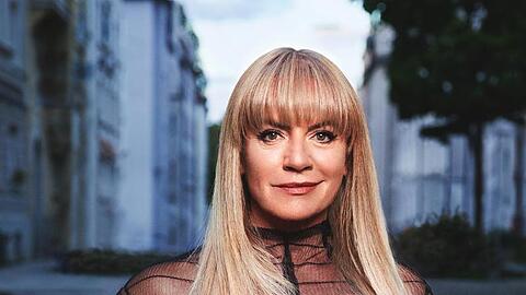 Schauspielerin Christine Neubauer lässt sich für die Zeitschrift "Gala" fotografieren. Foto: Clemens Porikys für GALA/aktuelle GALA/Archiv