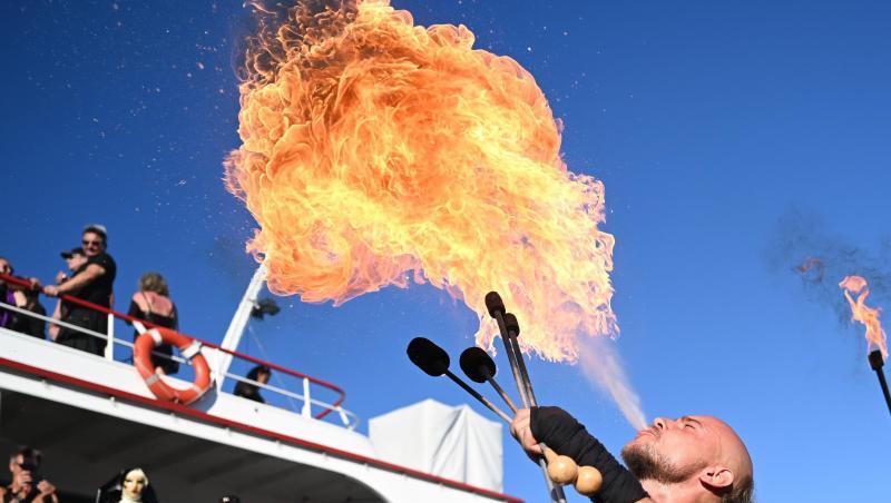 Ein Teilnehmer des "Torture Ship" im letzten Jahr spuckt am Hafensteg Feuer. Foto: Felix Kästle/dpa/Archivbild Ein Teilnehmer des "Torture Ship" im letzten Jahr spuckt am Hafensteg Feuer. Foto: Felix Kästle/dpa/Archivbild