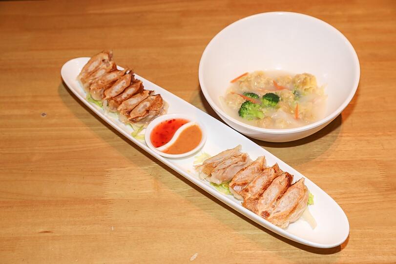 Knödel geht traditionell oder exotisch, wie hier im Gyoza, einer Station des Knödel-Spaziergangs.