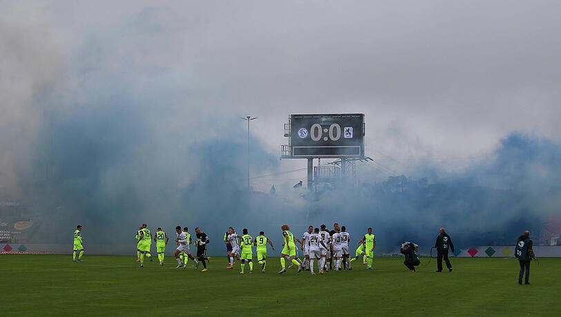 In der Fankurve des TSV 1860 wurde vor dem Spiel bei der SV Elversberg jede Menge Pyro gezündet.