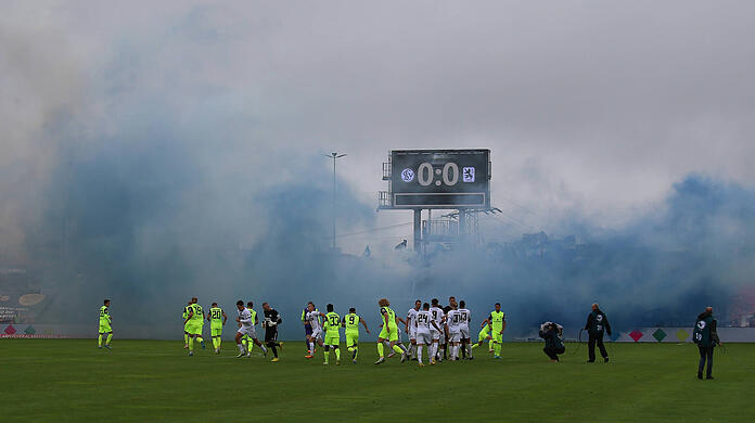 In der Fankurve des TSV 1860 wurde vor dem Spiel bei der SV Elversberg jede Menge Pyro gezündet.