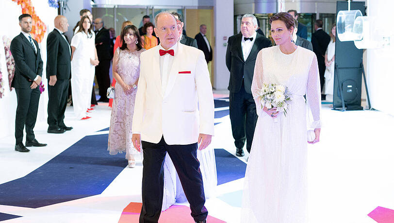 Strahlend in Weiß: Fürst Albert und Fürstin Charlène beim Rot-Kreuz-Ball.