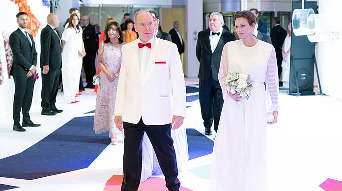 Strahlend in Weiß: Fürst Albert und Fürstin Charlène beim Rot-Kreuz-Ball.