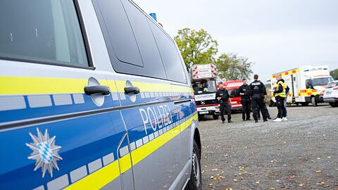Einsatzkräfte der Polizei vor der Alexander-von-Humboldt-Realschule in Bayreuth.