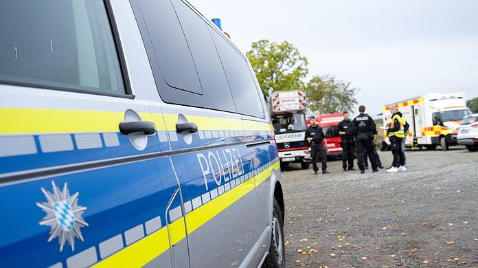 Einsatzkräfte der Polizei vor der Alexander-von-Humboldt-Realschule in Bayreuth.