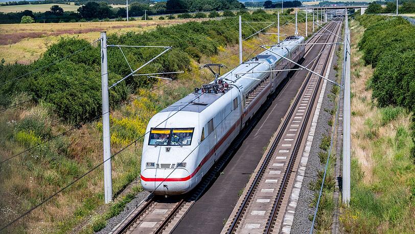 Mit 405 Kilometer pro Stunde rauschte der Hochgeschwindigkeitszug "Velaro Novo" über die Teststrecke zwischen Leipzig und Erfurt.
