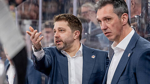 Cheftrainer David (l.) und sein Assistent Leask (r.) sind unzufrieden mit dem Auftritt des EHC Red Bull im ersten Drittel gegen Frankfurt (3:2). Der Co sagt das in der Kabine deutlich, denn nun fehlt ein wichtiger Punkt.