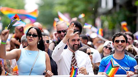 Der New Yorker B&uuml;rgermeister Zohran Mamdani schwenkt eine Regenbogenfahne.
