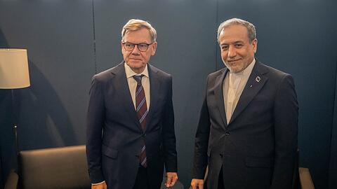 Au&szlig;enminister Johann Wadephul (l) traf auch mit seinem iranischen Amtskollegen Abbas Araghtschi zusammen.