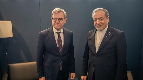 Au&szlig;enminister Johann Wadephul (l) traf auch mit seinem iranischen Amtskollegen Abbas Araghtschi zusammen.