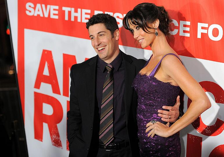 Der vierte Teil des us-amerikanischen Teenie-Klassikers "American Pie" hat in Los Angeles Premiere gefeiert - und Jason Biggs, Tara Reid, Chris Klein, Mena Suvari und Sean William Scott sind alle wieder mit dabei. Der vierte Teil in Original-Besetzung wird im April 2012 auch in Deutschland unter dem Titel "American Reunion - Das Klassentreffen" auf der Leinwand erscheinen. Sehen Sie hier die besten Bilder vom roten Teppich des legendären Chinese Theatres in Hollywood.