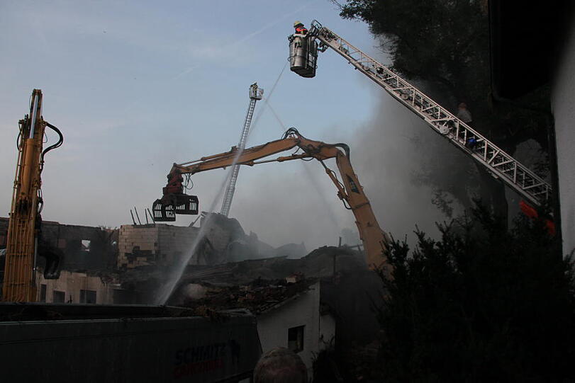 Aufräumarbeiten nach dem Mega-Brand in Heldenstein: Die Feuerwehr kann noch nicht aufatmen und kümmert sich um die Brandruine. Bei dem Feuer ist ein Schaden von etwa einer Million Euro entstanden.
