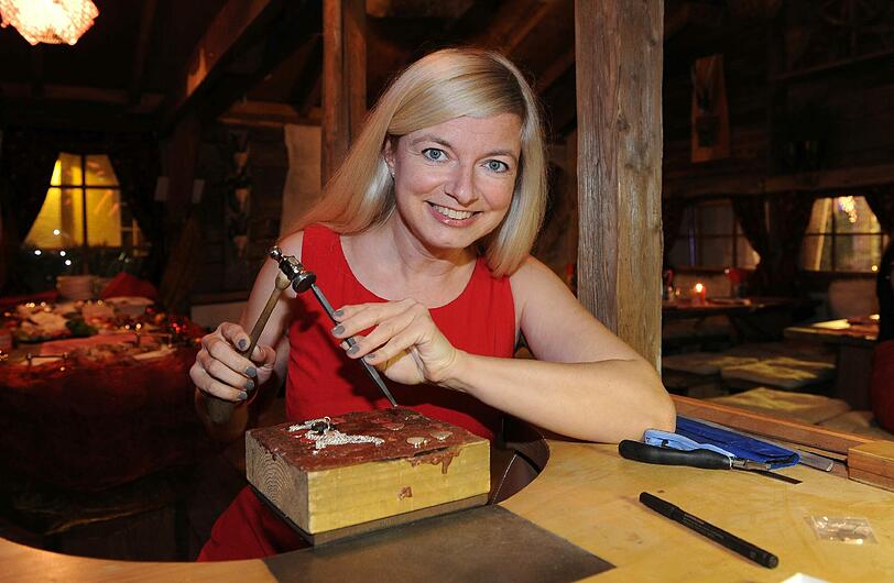 Schauspielerin und Sängerin Michaela Merten versucht sich als Holz-Künstlerin mit Hämmerchen und Meißel.