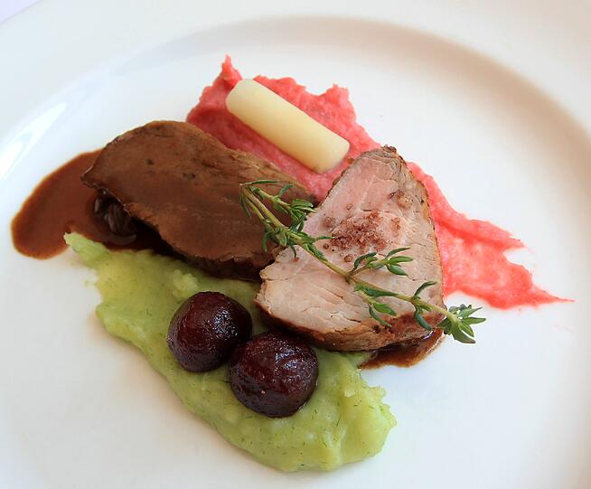 4. GANG Kalbsfilet von der Schulter, 24 Stunden geschmort mit Vanille, Rote Beete, Schwarzwurzeln und Lauchpürée: Küchenchef Christian Müller bringen seine Gäste als Erstes mit Fischspezialitäten in Verbindung. Doch mit diesem Gang beweist er, dass auch seine Fleischgerichte erstklassig sind. Das Kalbsfilet mit Aromen wie Vanille wird 24 Stunden geschmort. Dazu gibt es deutsche Klassiker aus dem Gemüsegarten wie Rote Beete und Schwarzwurzel. Ebenfalls traditionell &ndash; wenn auch aus Spanien &ndash; ist der Shiraz &bdquo;Madala&ldquo; von 2009, der mit Beeren und Zimt die Würze des Fleisches aufnimmt. Angebaut wird er im südafrikanischen Breede River Valley &ndash; hier reifen die Reben bei optimalen klimatischen und geologischen Voraussetzungen.