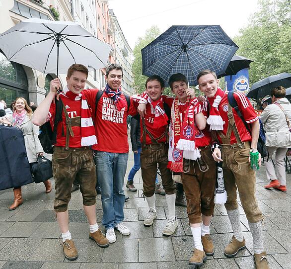 Die Bayernfans sind bereit für einen außergewöhnlichen Fußballabend. Bei brittischem Wetter und bayerischem Bier präsentieren sie die Fans lautstark am Marienplatz. Die besten Bilder.