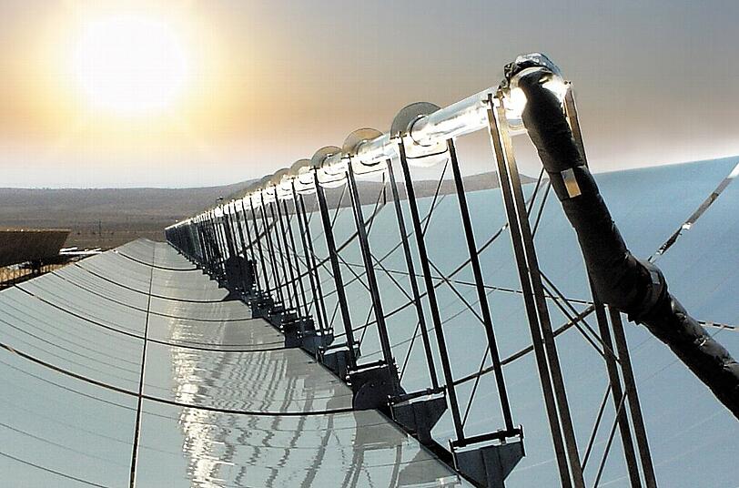 Glühende Landschaften: Ein Parabolspiegel mit in der Mitte plazierten Solarreceivern eines solarthermischen Parabolrinnenkraftwerks - solche Anlagen könnten in NordafrikaStrom erzeugen.