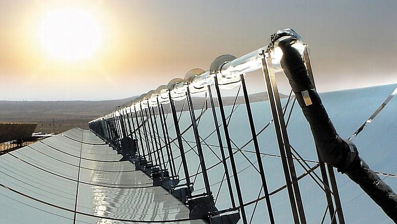 Glühende Landschaften: Ein Parabolspiegel mit in der Mitte plazierten Solarreceivern eines solarthermischen Parabolrinnenkraftwerks - solche Anlagen könnten in NordafrikaStrom erzeugen.