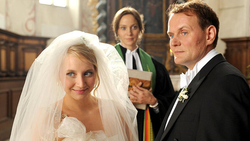 Matthias (Devid Striesow) und Diana (Anna Maria Mühe) werden von Lily (Jeanette Hain) getraut Matthias (Devid Striesow) und Diana (Anna Maria Mühe) werden von Lily (Jeanette Hain) getraut