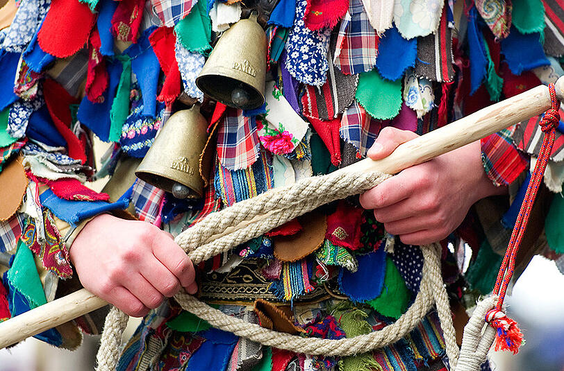 Traditionelle Faschingsfiguren ziehen beim Faschingstreiben durch Mittenwald. Mit viel Lärm sollen nach altem Brauch die bösen Wintergeister ausgetrieben werden.