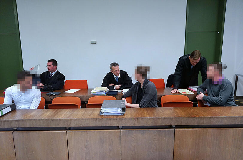 Die drei Ticket-Fälscher mit ihren Anwälten (v.l.) Christian Finke, Christian Gerber und Lutz Libbertz.