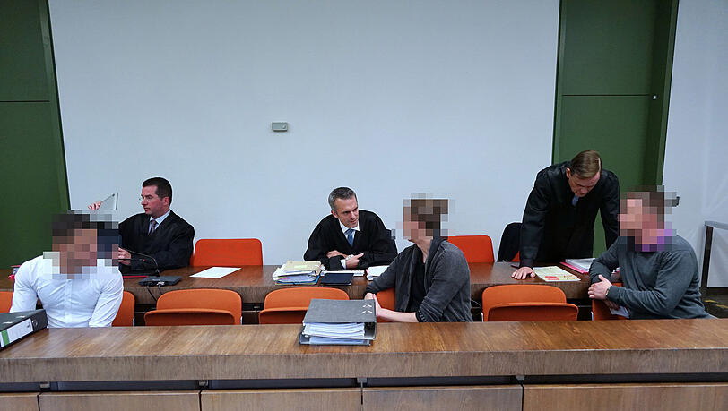 Die drei Ticket-Fälscher mit ihren Anwälten (v.l.) Christian Finke, Christian Gerber und Lutz Libbertz. Die drei Ticket-Fälscher mit ihren Anwälten (v.l.) Christian Finke, Christian Gerber und Lutz Libbertz.