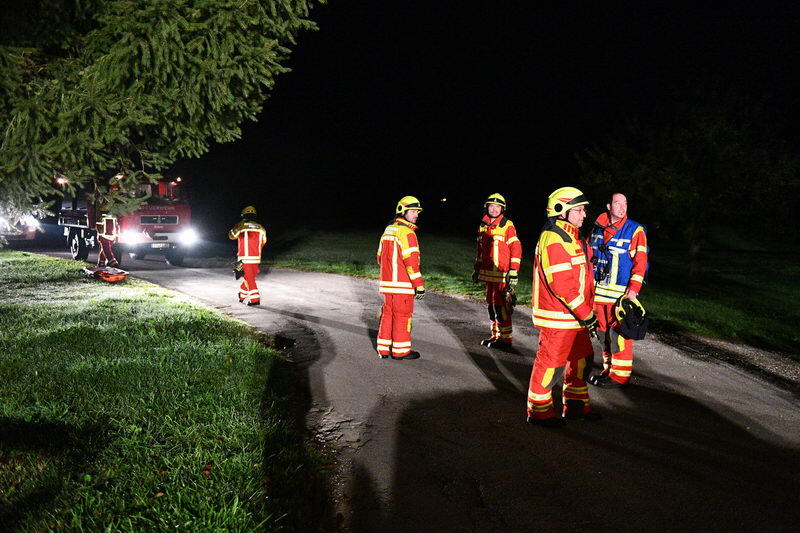 Der junge Autofahrer kam von der Straße ab und prallte gegen eine Baum.