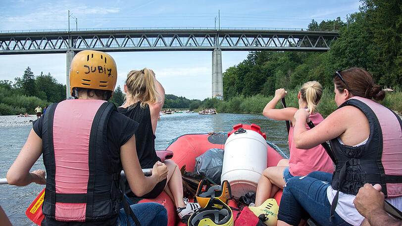 Reichlich Müll sammelten die freiwilligen Helfer am Sonntag auf der Isar ein. Die Bilder der RamaDama-Aktion.